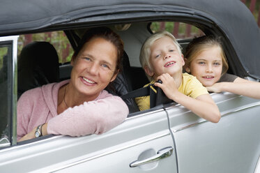 Mutter und Kinder im Auto - FOLF07567