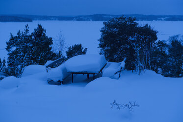 Tisch und Bänke im Schnee in der Abenddämmerung - FOLF07569