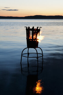 Brazier auf dem See bei Sonnenuntergang - FOLF07579