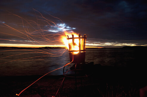 Brazier auf dem See bei Sonnenuntergang - FOLF07582