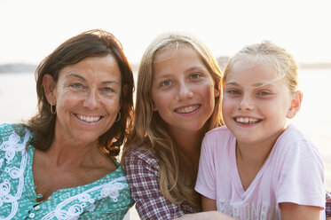 Portrait of mother with daughters - FOLF07585