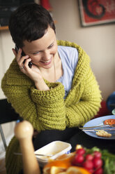 Junge Frau spricht am Telefon - FOLF07601