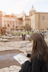 Frau liest Reiseführer auf dem Forum Romanum - FOLF07618