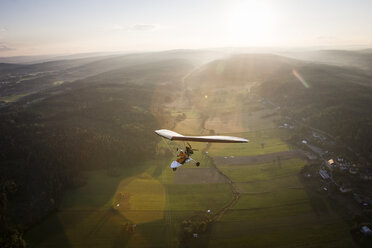 Pilot und Passagier fliegen im Ultraleichtflugzeug - FOLF07645