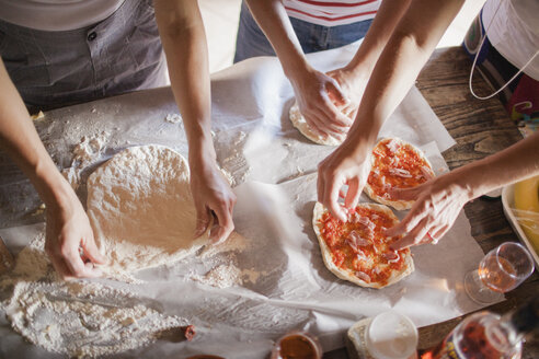 Frauen bereiten hausgemachte Pizzen zu - FOLF07650