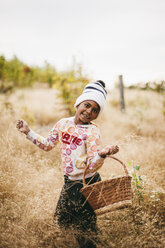 Portrait of smiling girl holding basket - FOLF07659