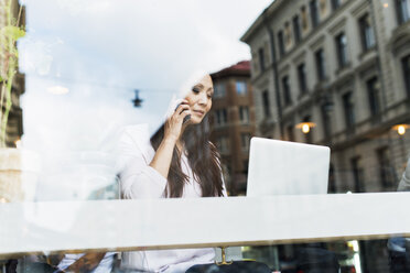 Frau spricht am Telefon - FOLF07716