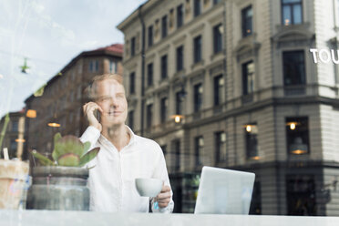 Mann spricht am Telefon - FOLF07718