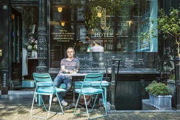 Man sitting outside cafe - FOLF07727