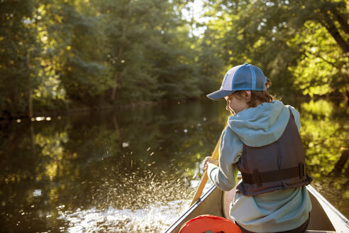 Junge im Kajak auf dem Fluss - FOLF07753