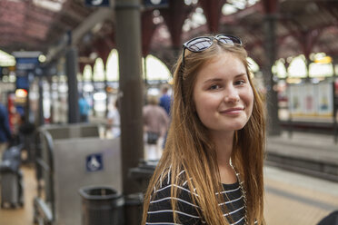 Porträt eines Teenagers in einer U-Bahn-Station - FOLF07773