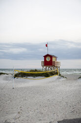 Lifeguard hut on empty beach - FOLF07779