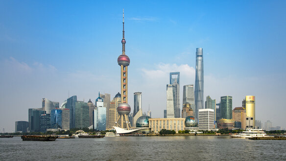 Financial district in Shanghai with Huangpu river in foreground - FOLF07793