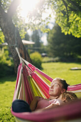 Woman embracing girl in hammock - FOLF07800