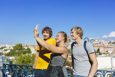 Drei Menschen nehmen Selfie in der Stadt - FOLF07819