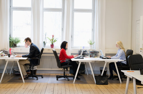 Seitenansicht von Menschen bei der Arbeit im Büro - FOLF07829