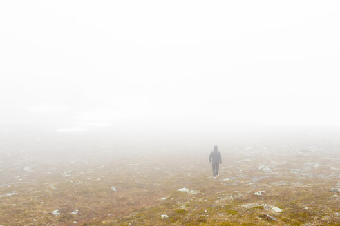 Rea-Ansicht einer Wanderin im Nebel - FOLF07833