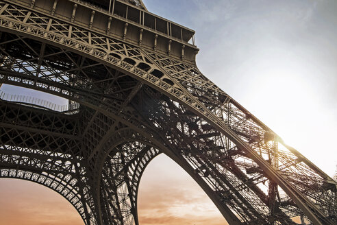 Niedriger Blickwinkel des Eiffelturms gegen den Himmel bei Sonnenuntergang - CAVF33531