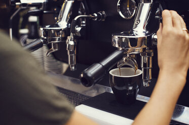 Ausgeschnittenes Bild eines Barista, der in einem Café Kaffee zubereitet - CAVF33588