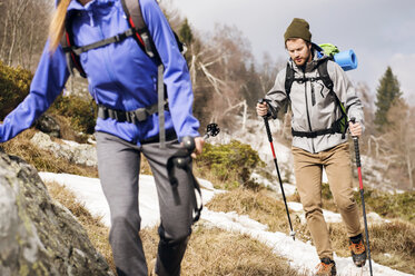 Wanderer, die im Winter in den Bergen wandern - CAVF33690