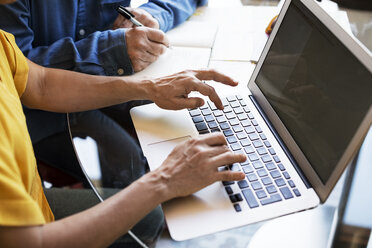 Ausgeschnittenes Bild eines älteren Paares, das einen Laptop benutzt, während es seinen Urlaub zu Hause plant - CAVF33752