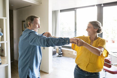 Fröhliches Seniorenpaar tanzt zu Hause - CAVF33770