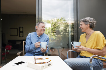 Glückliches Seniorenpaar beim Kaffee auf der Veranda - CAVF33774