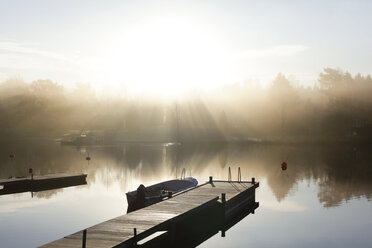 Morgens am See im Herbst in den Stockholmer Schären - FOLF07882