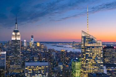Blick von oben auf New York City in der Abenddämmerung - FOLF07904
