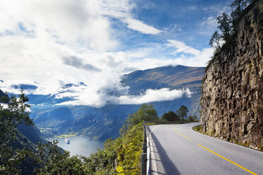 Landschaft mit leerer Straße über einem See im Tal bei Geiranger, Norwegen - FOLF07906