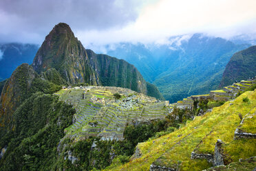 Erhöhte Ansicht der Ruinen auf dem Bergkamm von Machu Picchu, Peru - FOLF07909