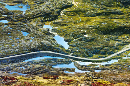 Die Trollstigen-Straße schlängelt sich durch Norwegen - FOLF07915