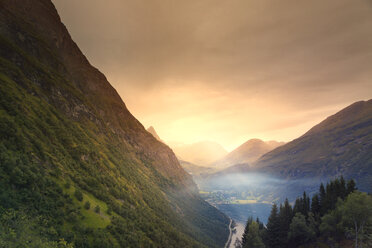 Blick von oben auf einen nebligen See in einem Gebirgstal in Geiranger, Norwegen - FOLF07919