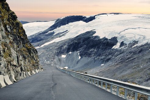 Blick auf die Straße, die entlang des verschneiten Berges in Norwegen führt - FOLF07920