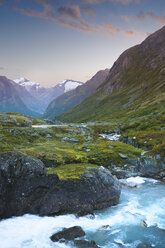 Stromschnellen im Gebirgstal bei Norwegen - FOLF07921