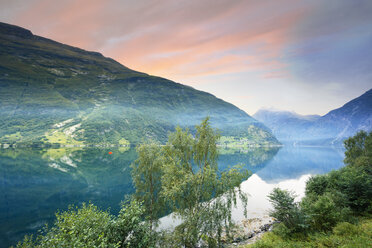 Blick auf den See in den Bergen bei Sonnenaufgang - FOLF07929