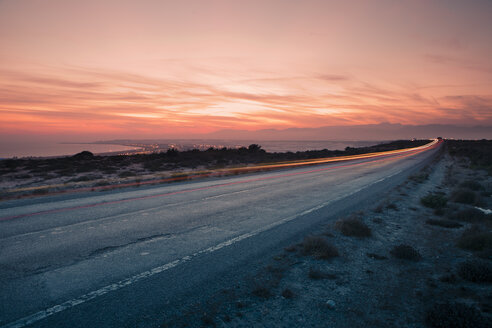 Blick auf die Lichtspur auf der Straße am Meer bei Sonnenuntergang - FOLF07932