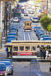 Berühmte Straßenbahn auf der Straße in San Francisco - FOLF07934