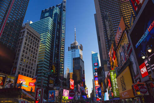 Manhattan, Times Square in New York City in der Abenddämmerung - FOLF07936