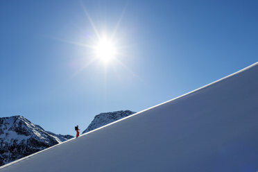 Skifahrer, der den Berghang des Kebnekaise hinauffährt - FOLF07951