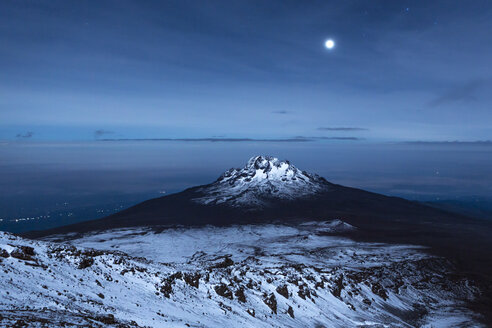 Blick auf den Mount Mawenzi bei Vollmond - FOLF07953