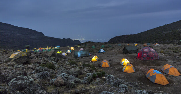 Zeltlager in den Bergen bei Sonnenaufgang - FOLF07955