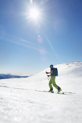 Skifahrer in Winterlandschaft - FOLF07957