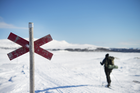 Skifahrer in Winterlandschaft, lizenzfreies Stockfoto