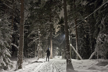 Woman skiing in forest - FOLF07964