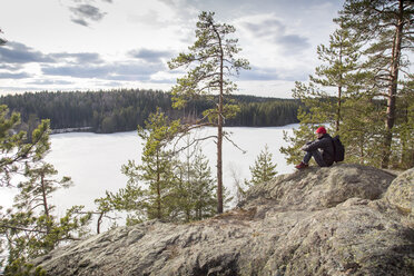 Älterer Wanderer mit Blick auf den Wald - FOLF07985