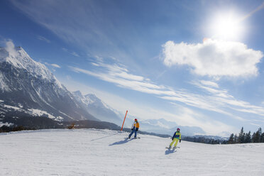 Menschen beim Skifahren in Lenzerheide, Schweiz - FOLF07993