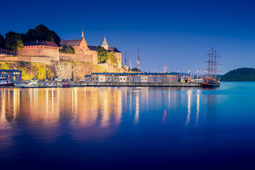 Akershus Fortress in Oslo reflecting in harbor at dusk - FOLF07995