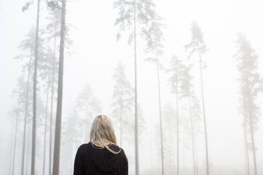 Woman in fog - FOLF08033