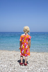 Mädchen am Strand stehend - FOLF08047